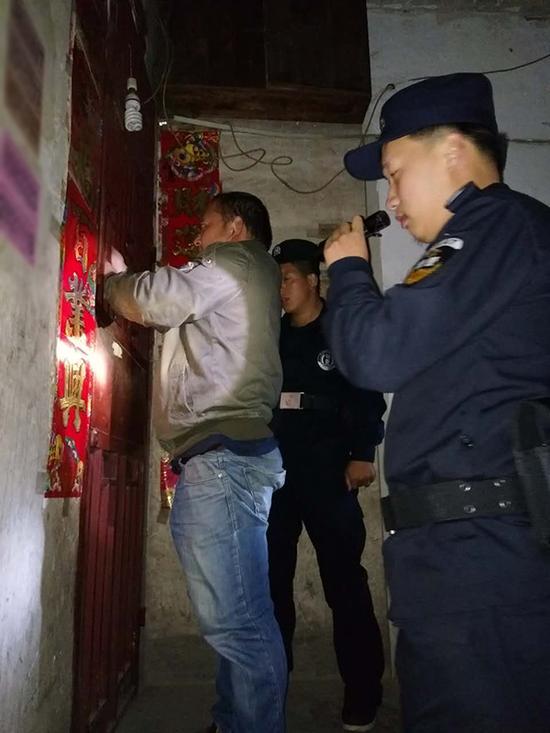 乌兰察布粗心妈妈误将幼女锁家中 民警全城寻开锁师傅开门