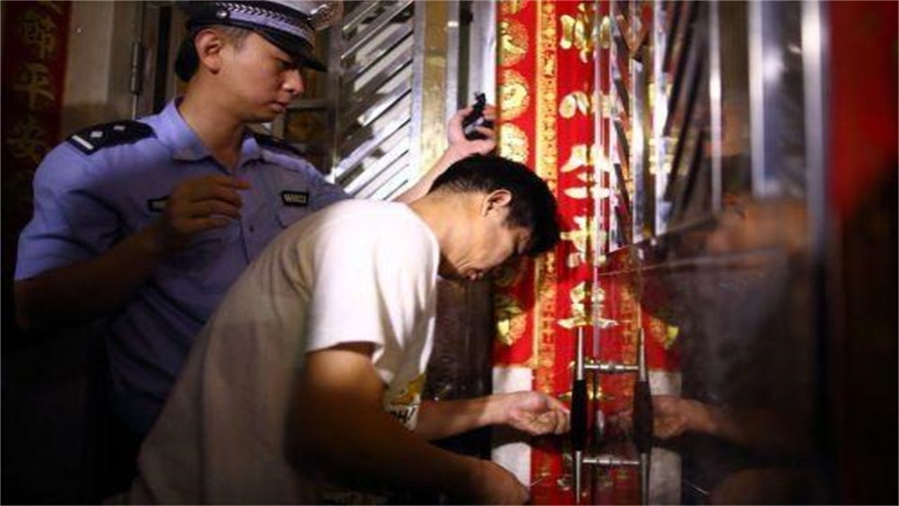 乌兰察布请开锁师傅开了锁后，师傅为什么一般都不进门，就算主人请也不进去？